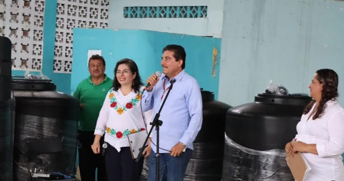 Felipe Mata Barradas encabeza entrega de tinacos y acciones de servicios en comunidades de Vega de Alatorre Felipe Mata Barradas encabeza entrega de tinacos y acciones de servicios en comunidades de Vega de Alatorre