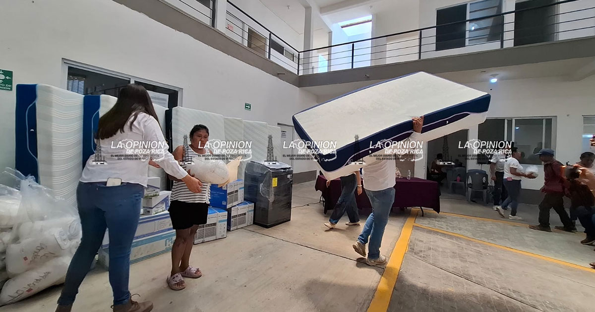 Fundación entrega apoyos a damnificados de octubre