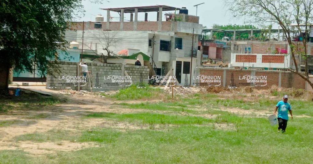 Alumnos de una primaria seguirán tomando clases fuera del plantel Alumnos de una primaria seguirán tomando clases fuera del plantel