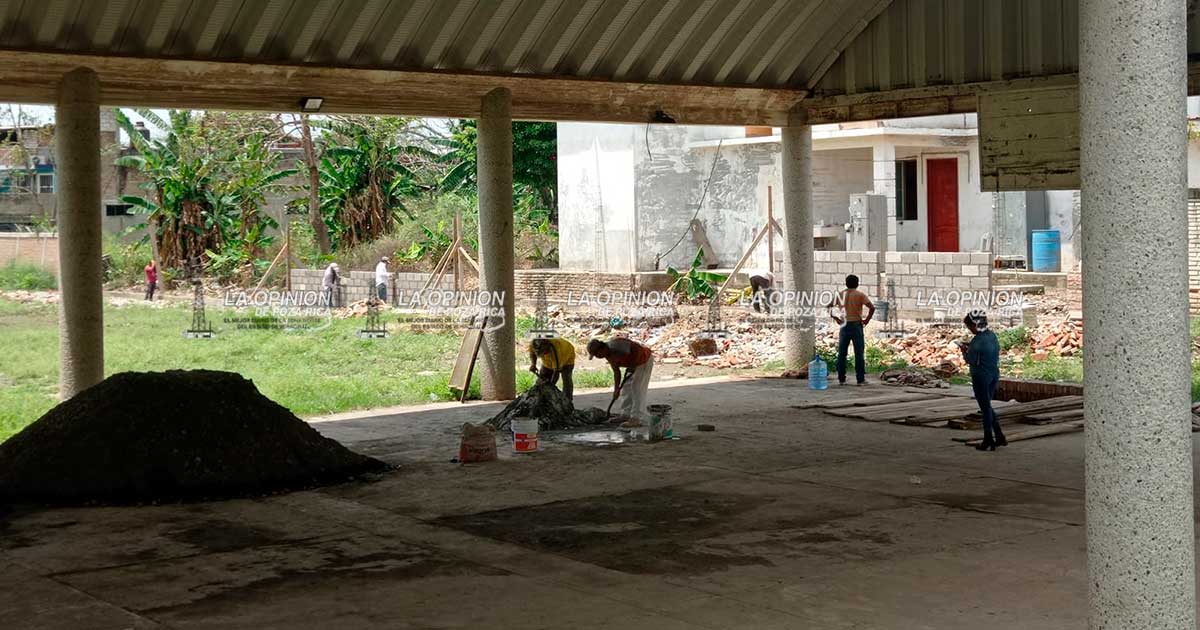 Alumnos de una primaria seguirán tomando clases fuera del plantel Alumnos de una primaria seguirán tomando clases fuera del plantel