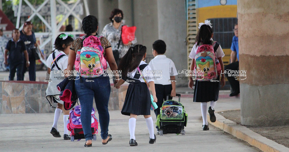 Preparan mochilas para el regreso a clases el próximo lunes