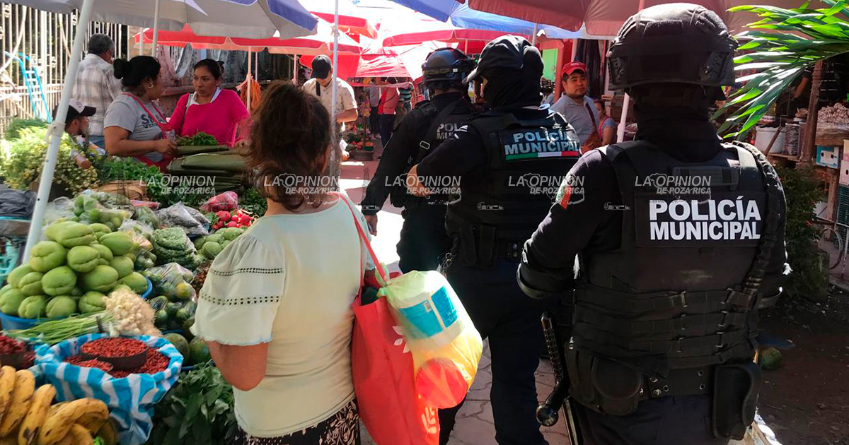 Alertan por carteristas en tianguis dominical