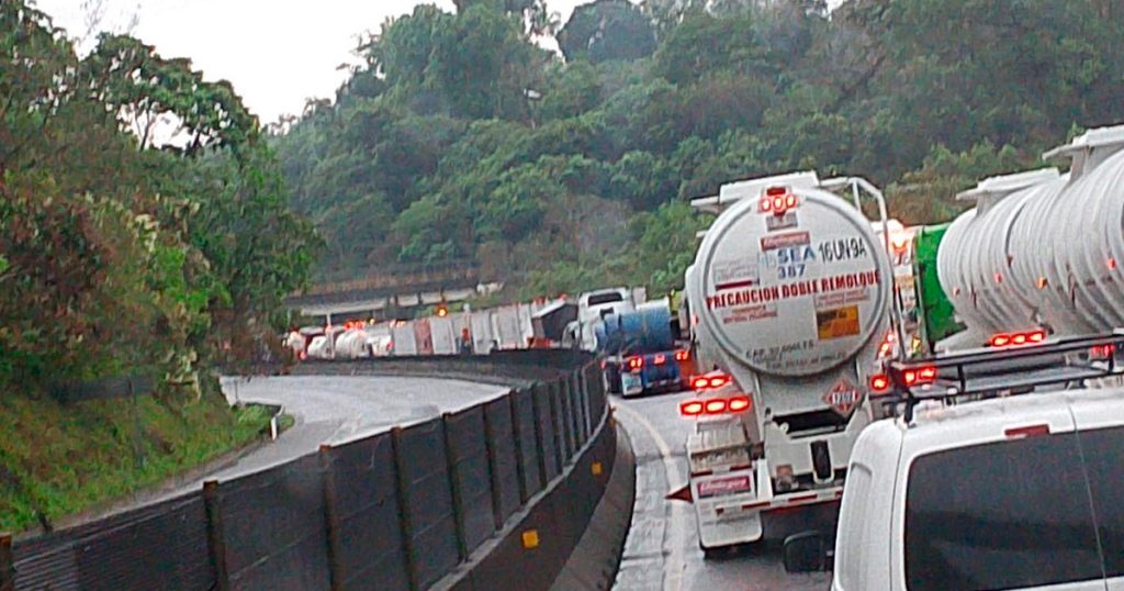 Vuelca camión de maíz en la México-Tuxpan Vuelca camión de maíz en la México-Tuxpan