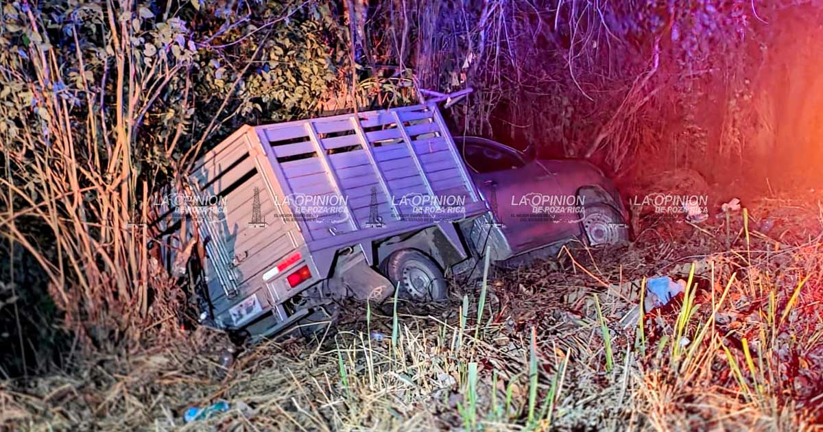 Abandonan camioneta tras salir del camino Abandonan camioneta tras salir del camino