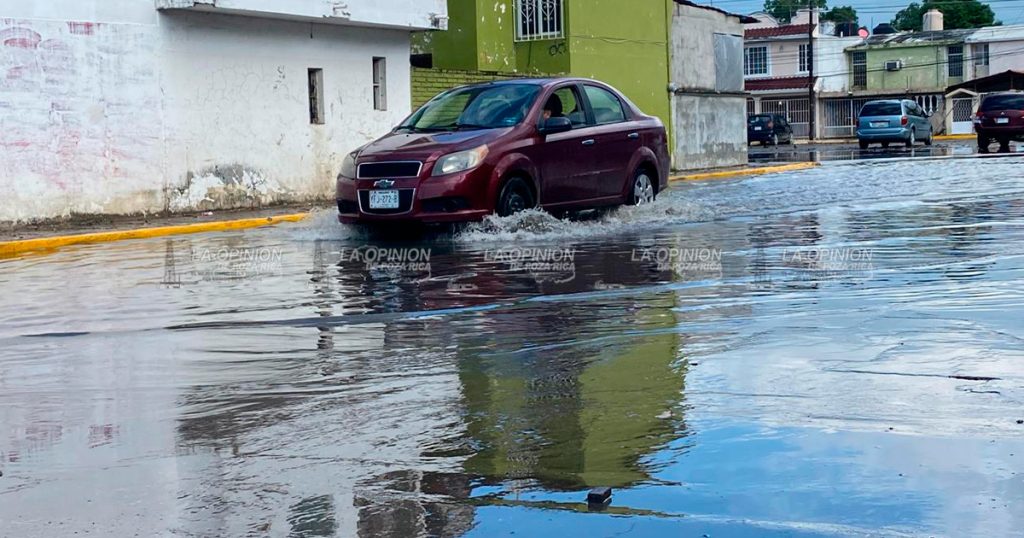 Tromba genera enorme laguna de aguas negras en Las Gaviotas Tromba genera enorme laguna de aguas negras en Las Gaviotas