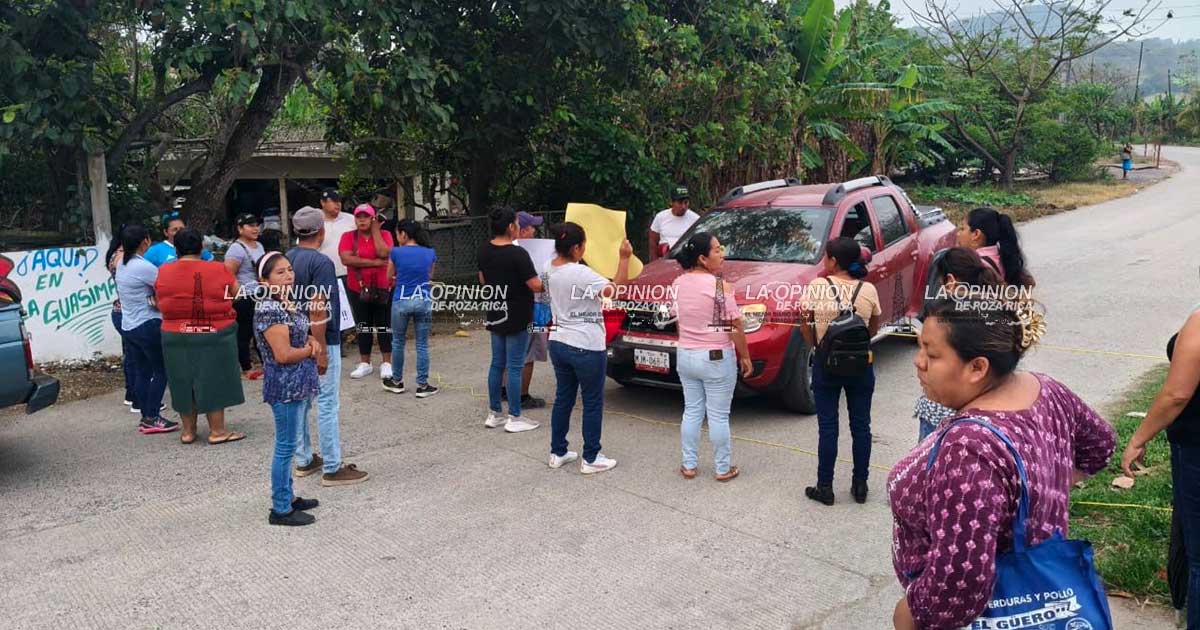 Bloquean carretera a la costa Bloquean carretera a la costa