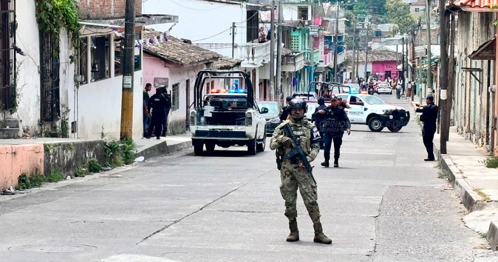 Atacan a balazos a mujer en la calle Abasolo