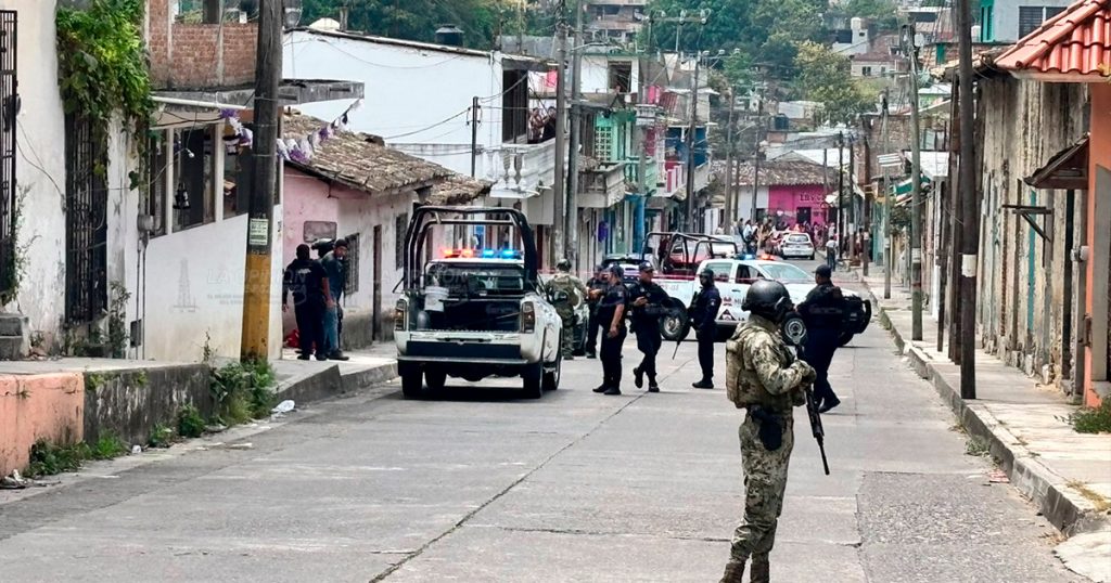 Atacan a balazos a mujer en la calle Abasolo