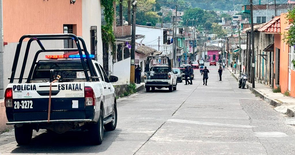 Atacan a balazos a mujer en la calle Abasolo