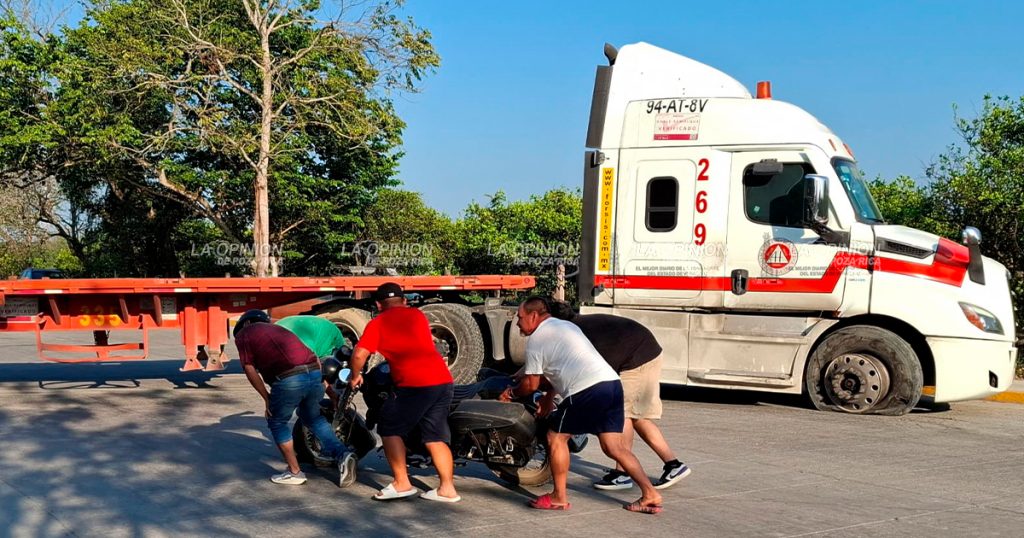 Motociclista salva la vida; choca de frente contra tráiler