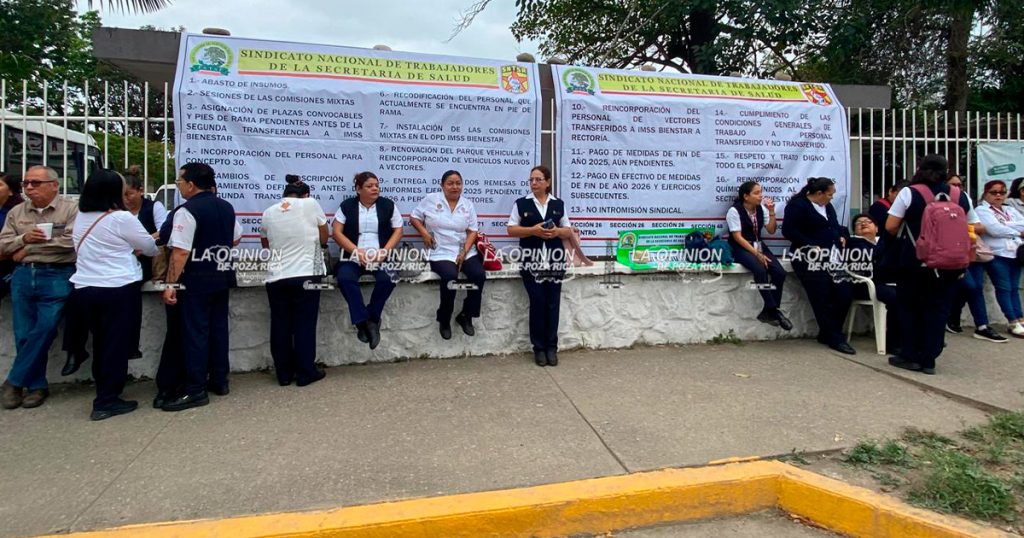 Se manifiestan trabajadores de SESVER en la Jurisdicción Sanitaria N. 3 Se manifiestan trabajadores de SESVER en la Jurisdicción Sanitaria N. 3