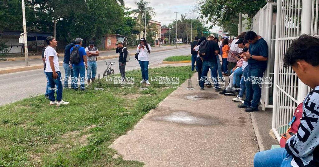 Se manifiestan trabajadores de SESVER en la Jurisdicción Sanitaria N. 3 Se manifiestan trabajadores de SESVER en la Jurisdicción Sanitaria N. 3