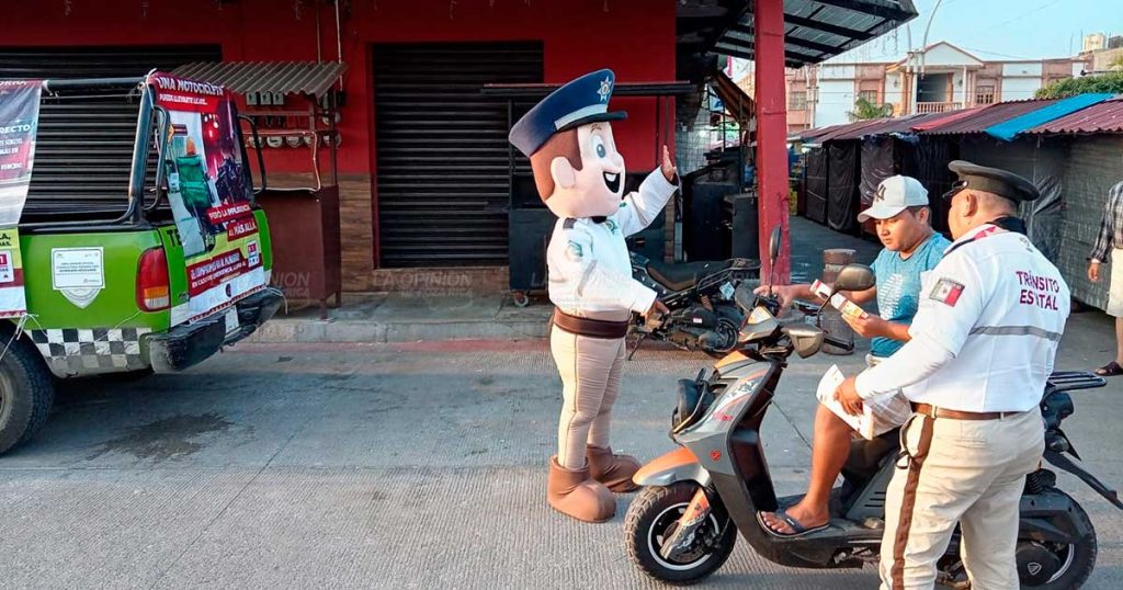 Con botarga y trato cercano, Tránsito impulsa uso del casco entre motociclistas Con botarga y trato cercano, Tránsito impulsa uso del casco entre motociclistas
