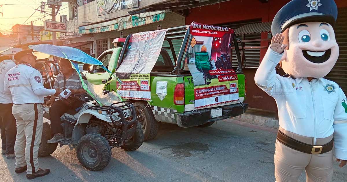 Con botarga y trato cercano, Tránsito impulsa uso del casco entre motociclistas Con botarga y trato cercano, Tránsito impulsa uso del casco entre motociclistas