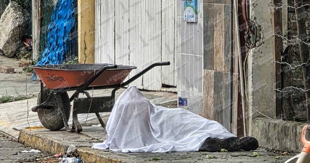 Cae muerto en la vía pública