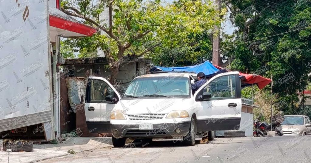 Encuentran cadáver en una camioneta Encuentran cadáver en una camioneta