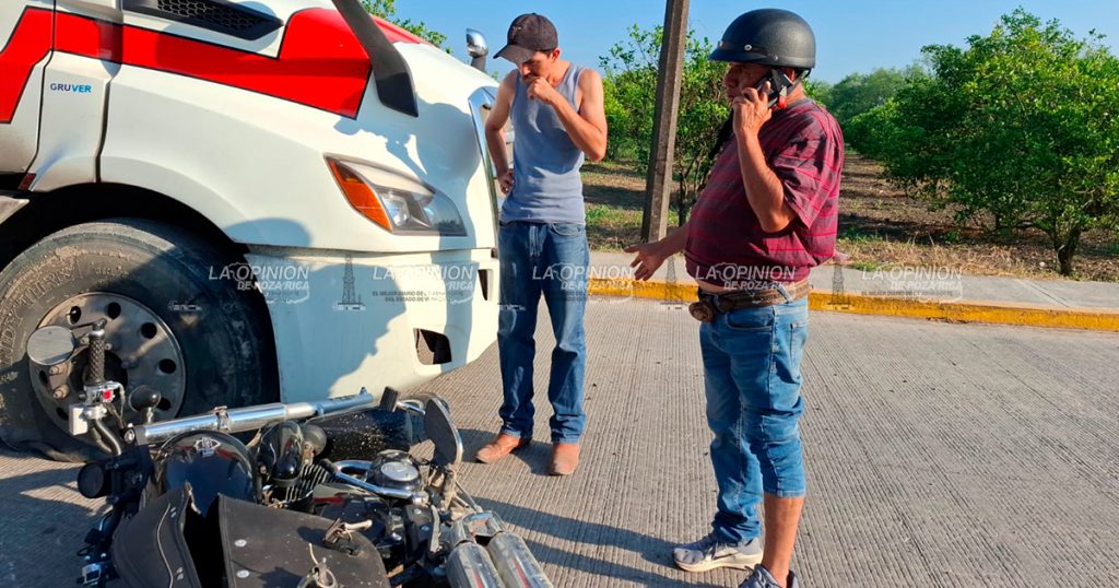 Motociclista salva la vida; choca de frente contra tráiler