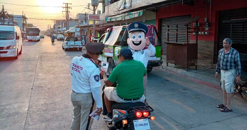 Con botarga y trato cercano, Tránsito impulsa uso del casco entre motociclistas Con botarga y trato cercano, Tránsito impulsa uso del casco entre motociclistas