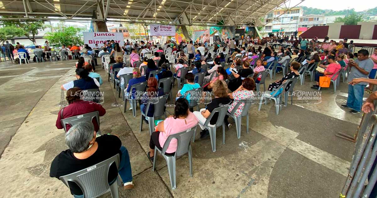 Reciben tarjeta Mujeres Bienestar y Pensión para Adulto Mayor Reciben tarjeta Mujeres Bienestar y Pensión para Adulto Mayor