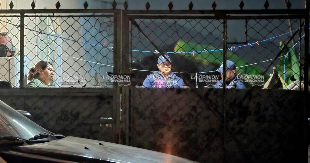 Menor sale por la puerta falsa Menor sale por la puerta falsa