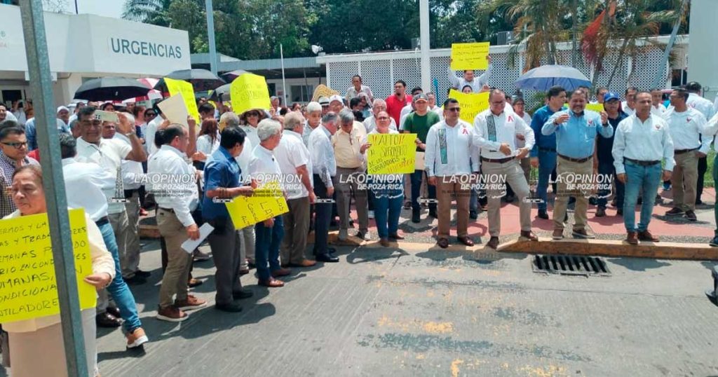 Se manifiestan y encaran al director del Hospital Regional de PEMEX Se manifiestan y encaran al director del Hospital Regional de PEMEX