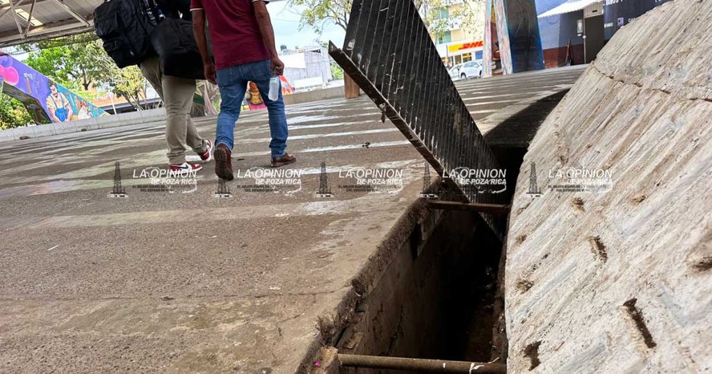 Rejillas en mal estado representan riesgo en la Plaza Cívica Rejillas en mal estado representan riesgo en la Plaza Cívica