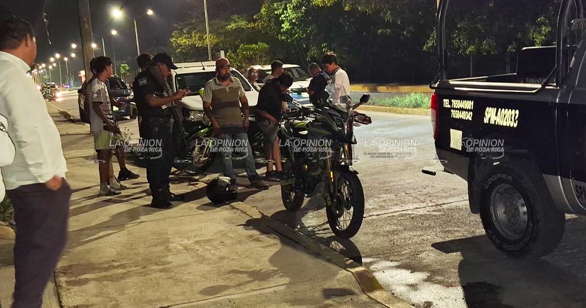 Motociclista impacta contra dos camionetas Motociclista impacta contra dos camionetas