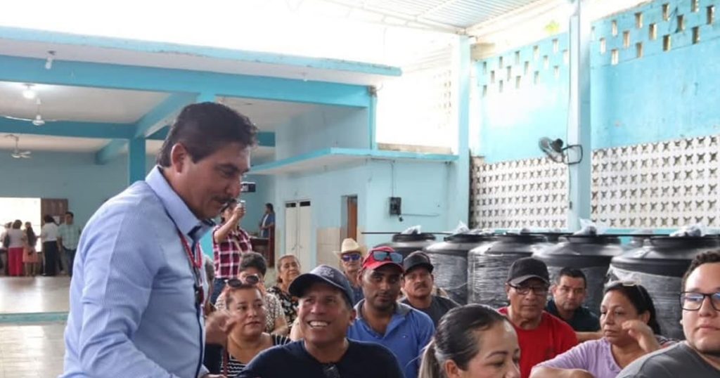 Felipe Mata Barradas encabeza entrega de tinacos y acciones de servicios en comunidades de Vega de Alatorre Felipe Mata Barradas encabeza entrega de tinacos y acciones de servicios en comunidades de Vega de Alatorre