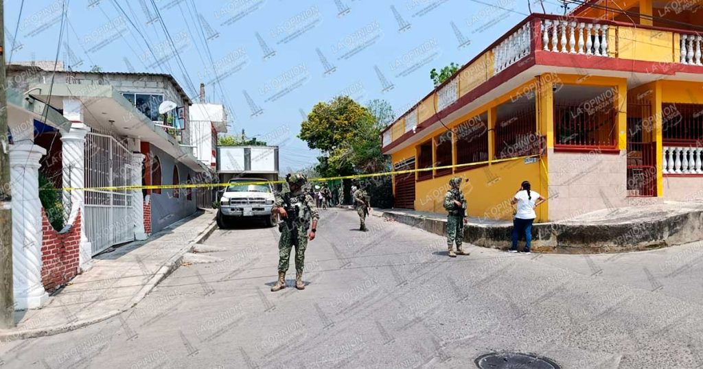 Encuentran cadáver en una camioneta Encuentran cadáver en una camioneta