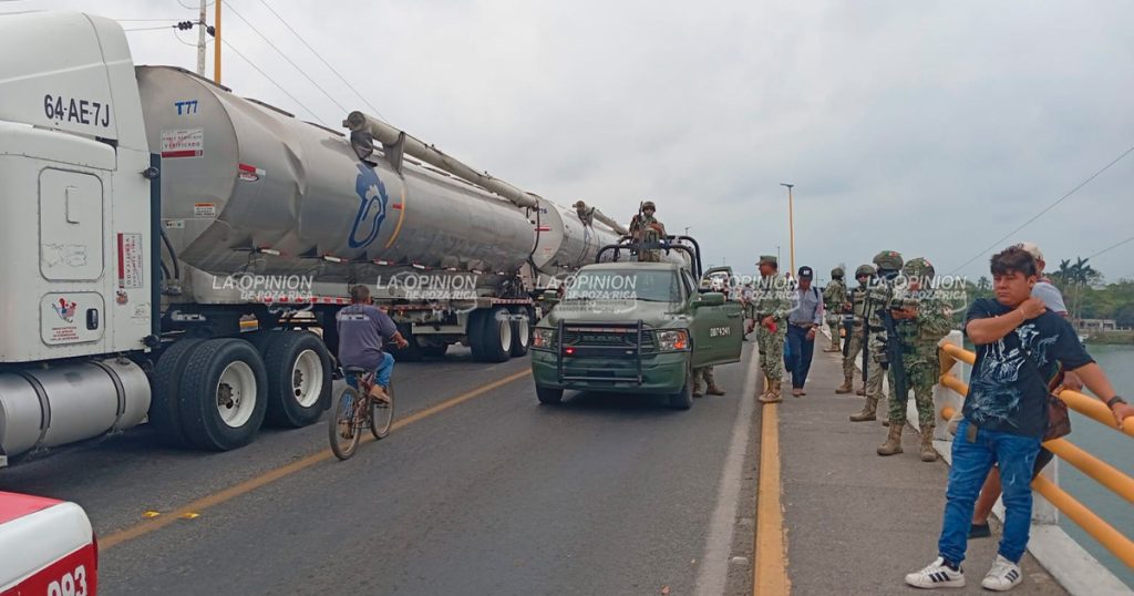 Pescadores bloquean el Puente Tuxpan Pescadores bloquean el Puente Tuxpan