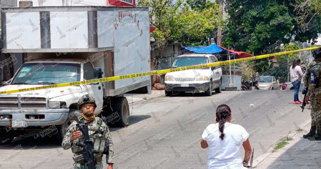 Encuentran cadáver en una camioneta Encuentran cadáver en una camioneta