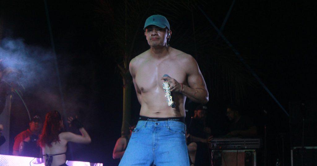 El Bogueto hace berrinche en Carnaval de Alvarado, canta media hora por falla en su equipo de sonido El Bogueto hace berrinche en Carnaval de Alvarado, canta media hora por falla en su equipo de sonido