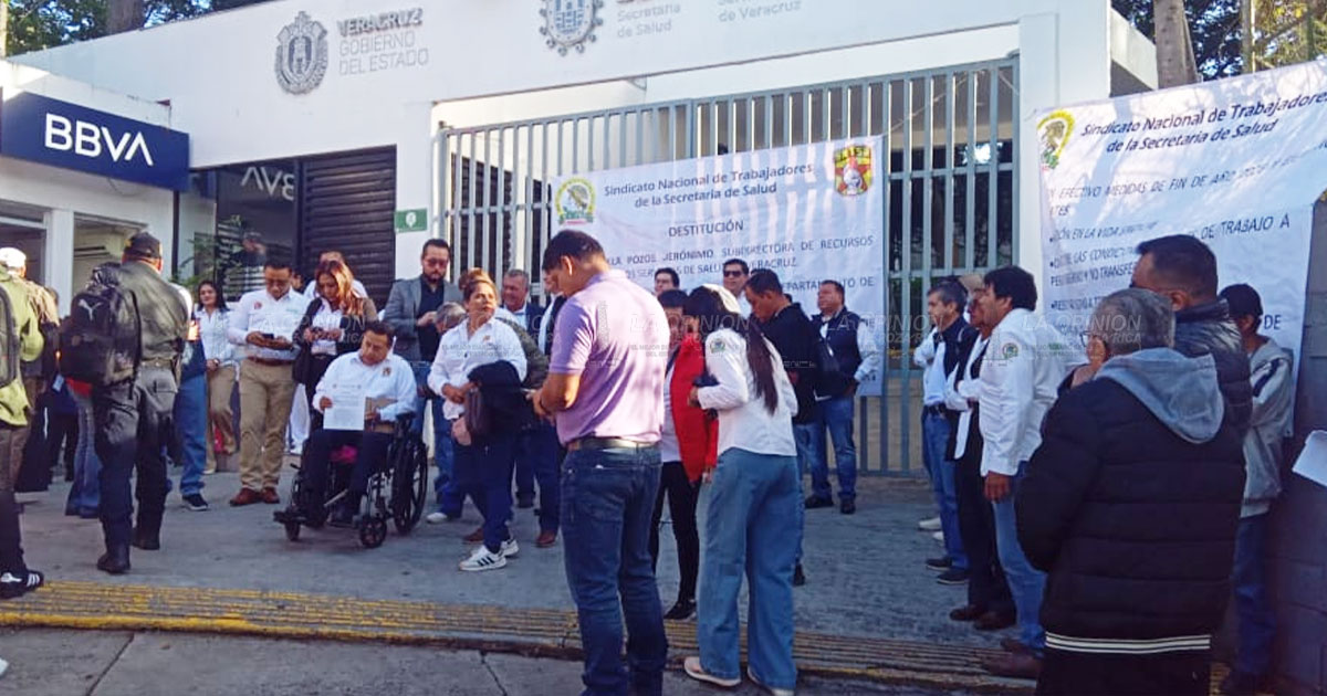 Protesta estatal de trabajadores de Sesver evidencia rezagos en pagos y carencias en el sistema de salud