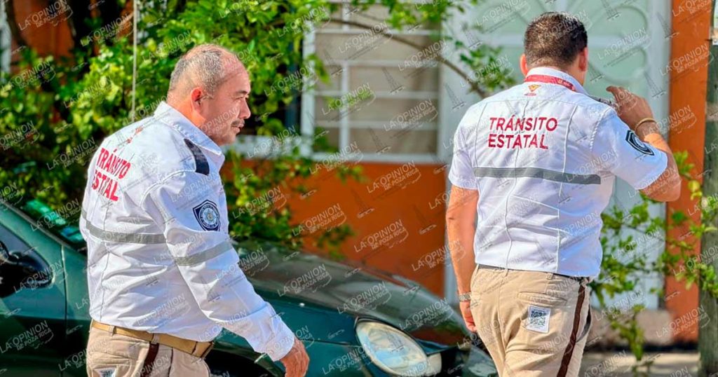 Se estampa en auto estacionado Se estampa en auto estacionado