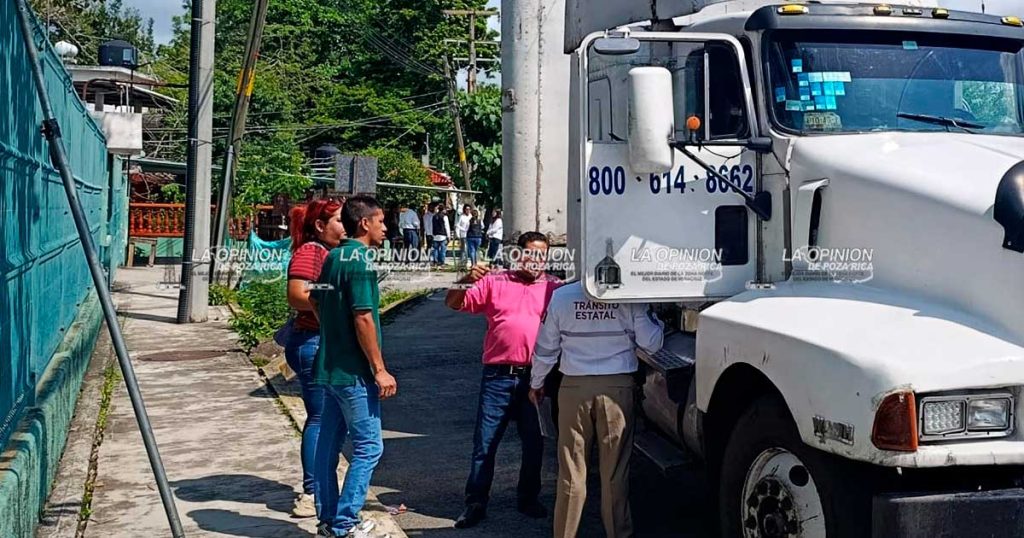 Tráiler del juguetón derriba cables de Telmex Tráiler del juguetón derriba cables de Telmex