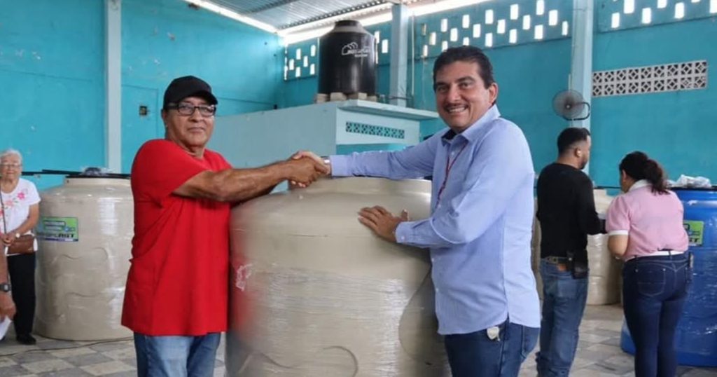 Felipe Mata Barradas encabeza entrega de tinacos y acciones de servicios en comunidades de Vega de Alatorre Felipe Mata Barradas encabeza entrega de tinacos y acciones de servicios en comunidades de Vega de Alatorre