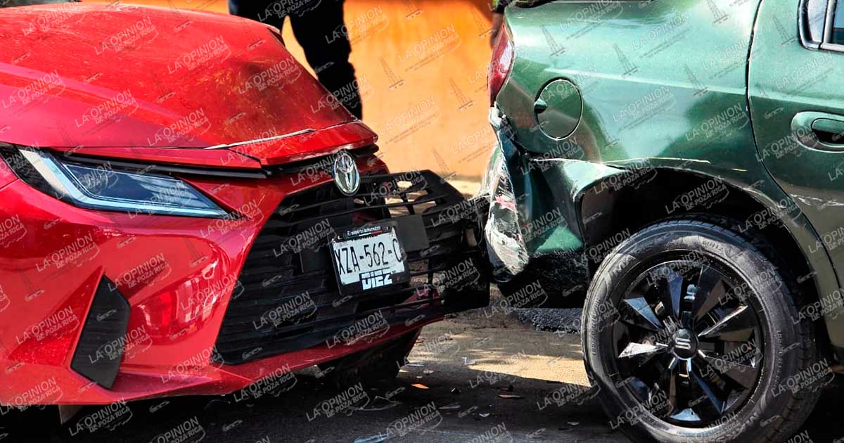 Se estampa en auto estacionado