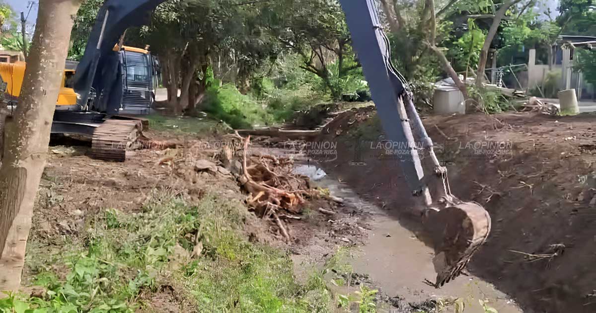 LIMPIEZA A FONDO EN CANAL PLUVIAL LIMPIEZA A FONDO EN CANAL PLUVIAL