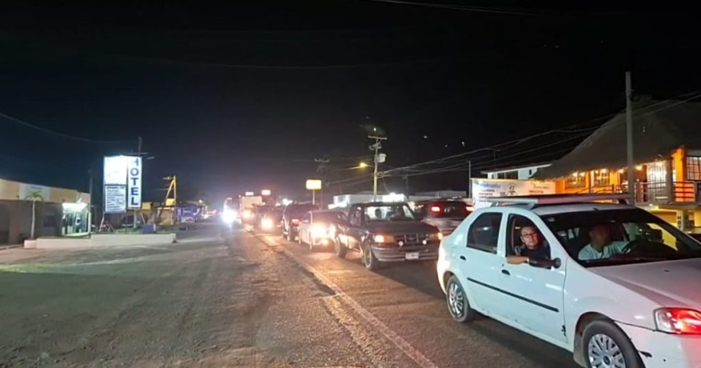 Taxistas paralizan la federal 180 en Casitas; exigen acciones ante desapariciones Taxistas paralizan la federal 180 en Casitas; exigen acciones ante desapariciones