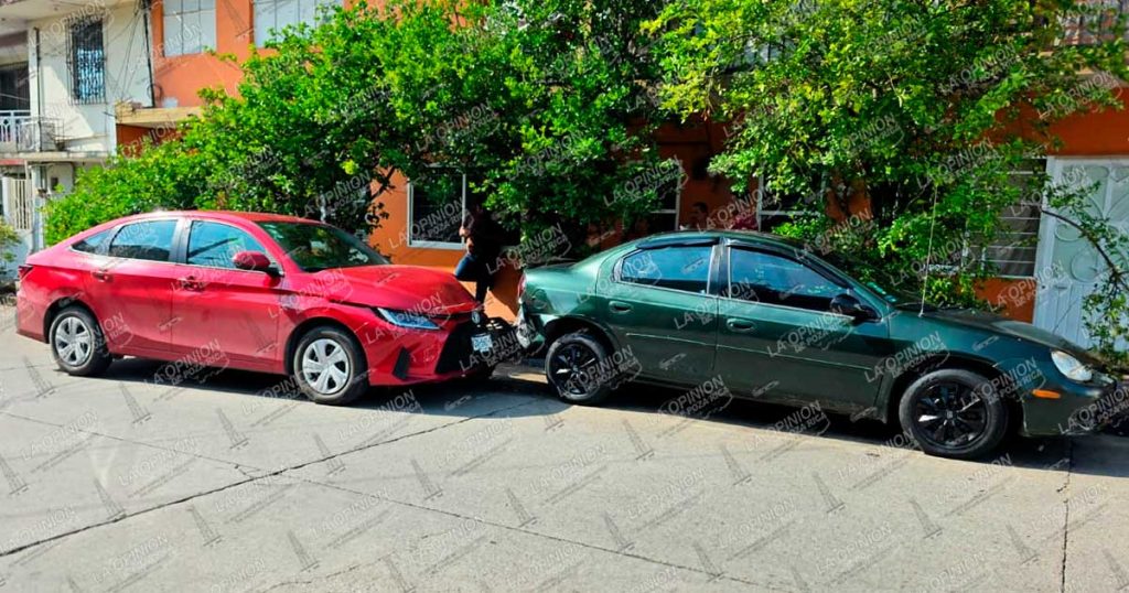 Se estampa en auto estacionado Se estampa en auto estacionado
