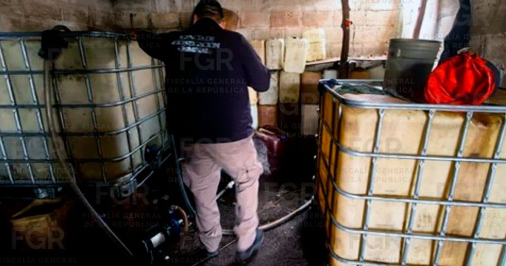 FGR asegura más de mil litros de hidrocarburo tras cateos FGR asegura más de mil litros de hidrocarburo tras cateos