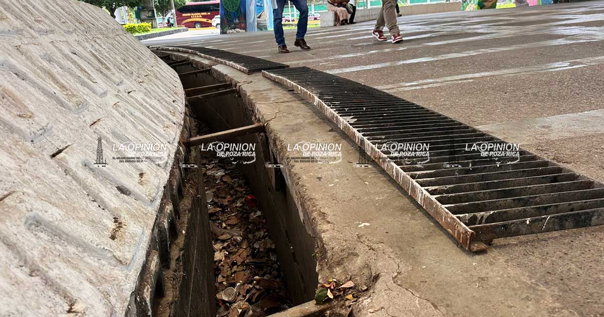 Rejillas en mal estado representan riesgo en la Plaza Cívica Rejillas en mal estado representan riesgo en la Plaza Cívica