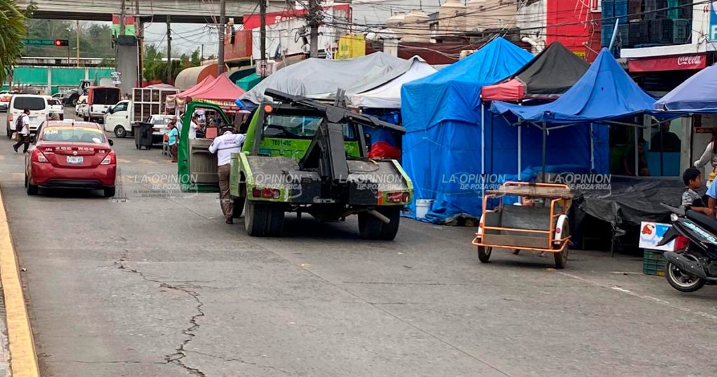 Retiran dobles filas de vehículos en el centro de la ciudad Retiran dobles filas de vehículos en el centro de la ciudad