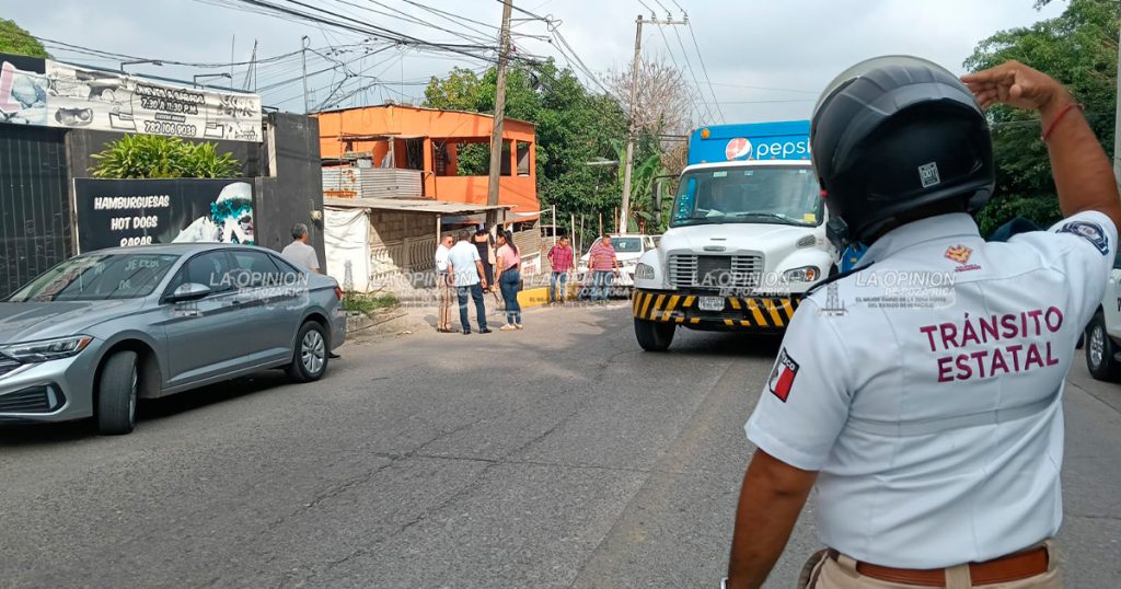 Reordenan vialidad en acceso a Bosques de Santa Elena Reordenan vialidad en acceso a Bosques de Santa Elena