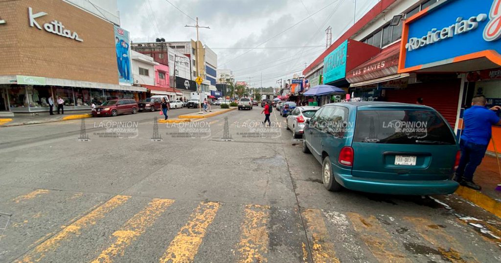 Retiran dobles filas de vehículos en el centro de la ciudad Retiran dobles filas de vehículos en el centro de la ciudad