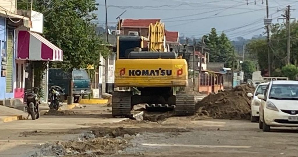 Continúa la reconstrucción de drenajes en colonias afectadas por la inundación