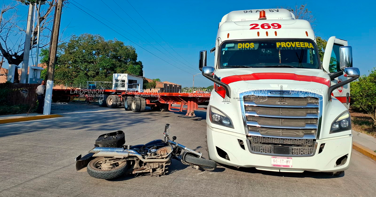 Motociclista salva la vida; choca de frente contra tráiler