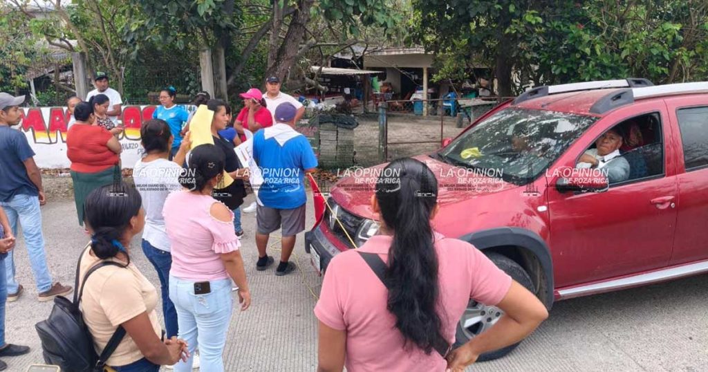 Bloquean carretera a la costa Bloquean carretera a la costa