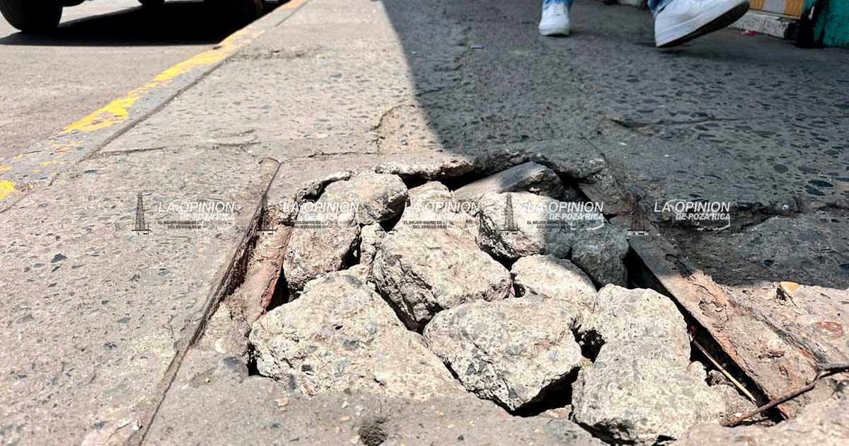 Vecinos cubren riesgoso drenaje