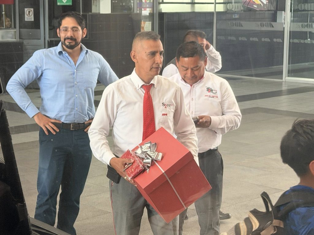 ADO sorprende a niño aficionado de autobuses